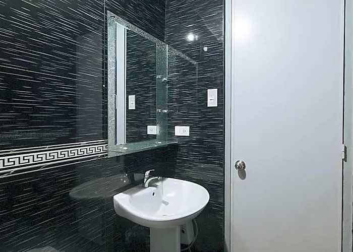 Reddoorz At Tjmg By Bel Air Polaris Makati *